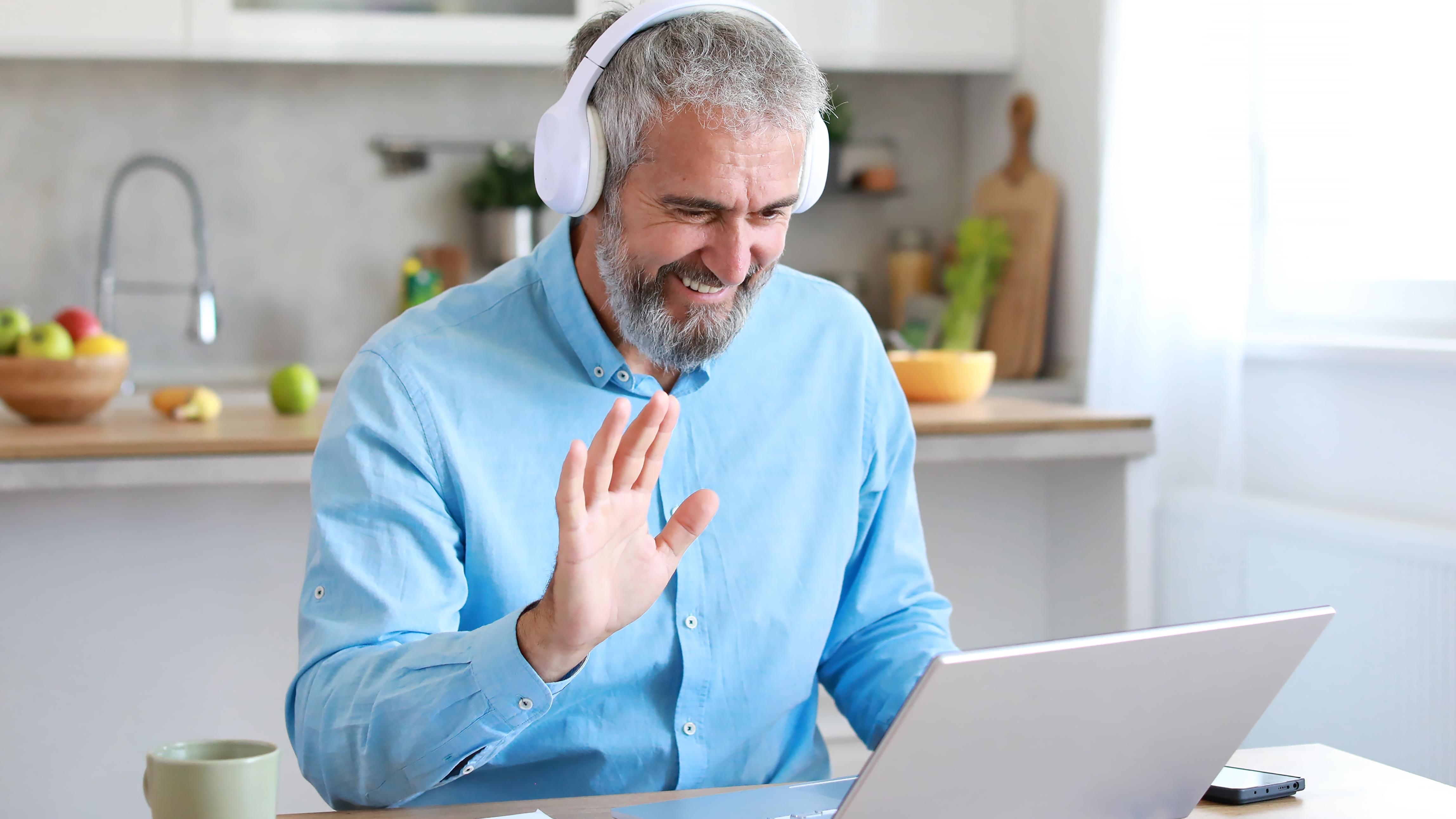 2026 04 21 Man Laptop Thuis Blouse Keuken Thuis.jpg
